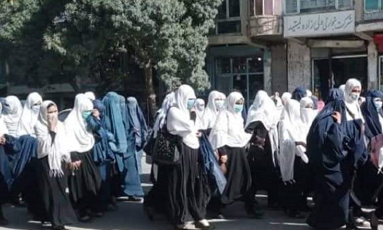 أفغانستان.. فتيات يتظاهرن احتجاجا على إغلاق طالبان مدارسهن