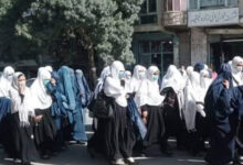 أفغانستان.. فتيات يتظاهرن احتجاجا على إغلاق طالبان مدارسهن