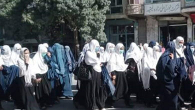 أفغانستان.. فتيات يتظاهرن احتجاجا على إغلاق طالبان مدارسهن